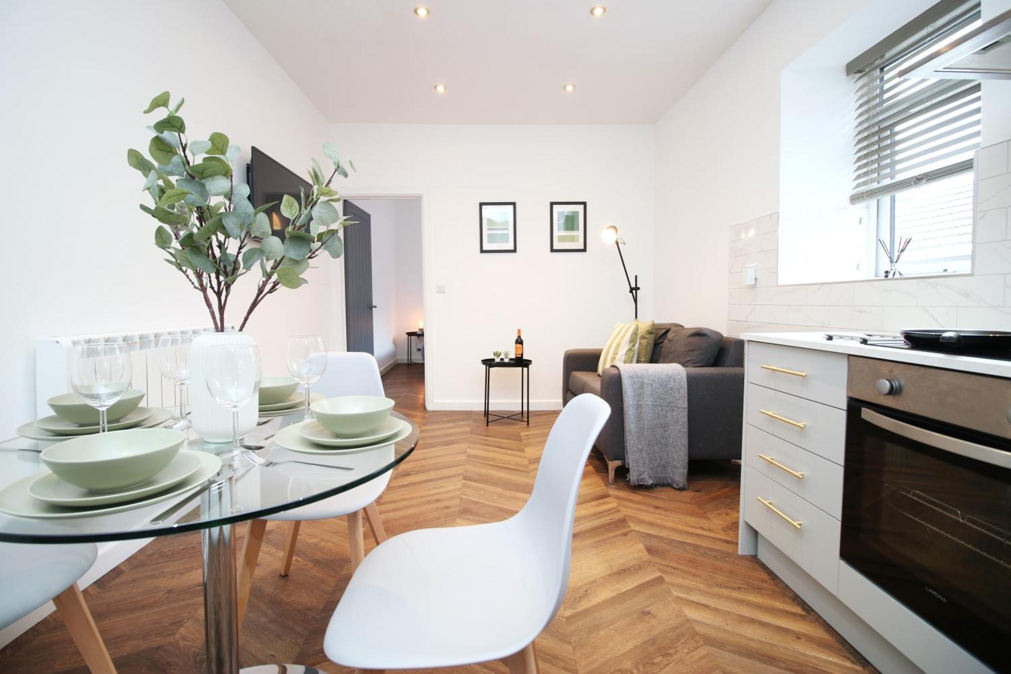 Fully Equipped Kitchen, Parking, City Centre Суонзи Екстериор снимка