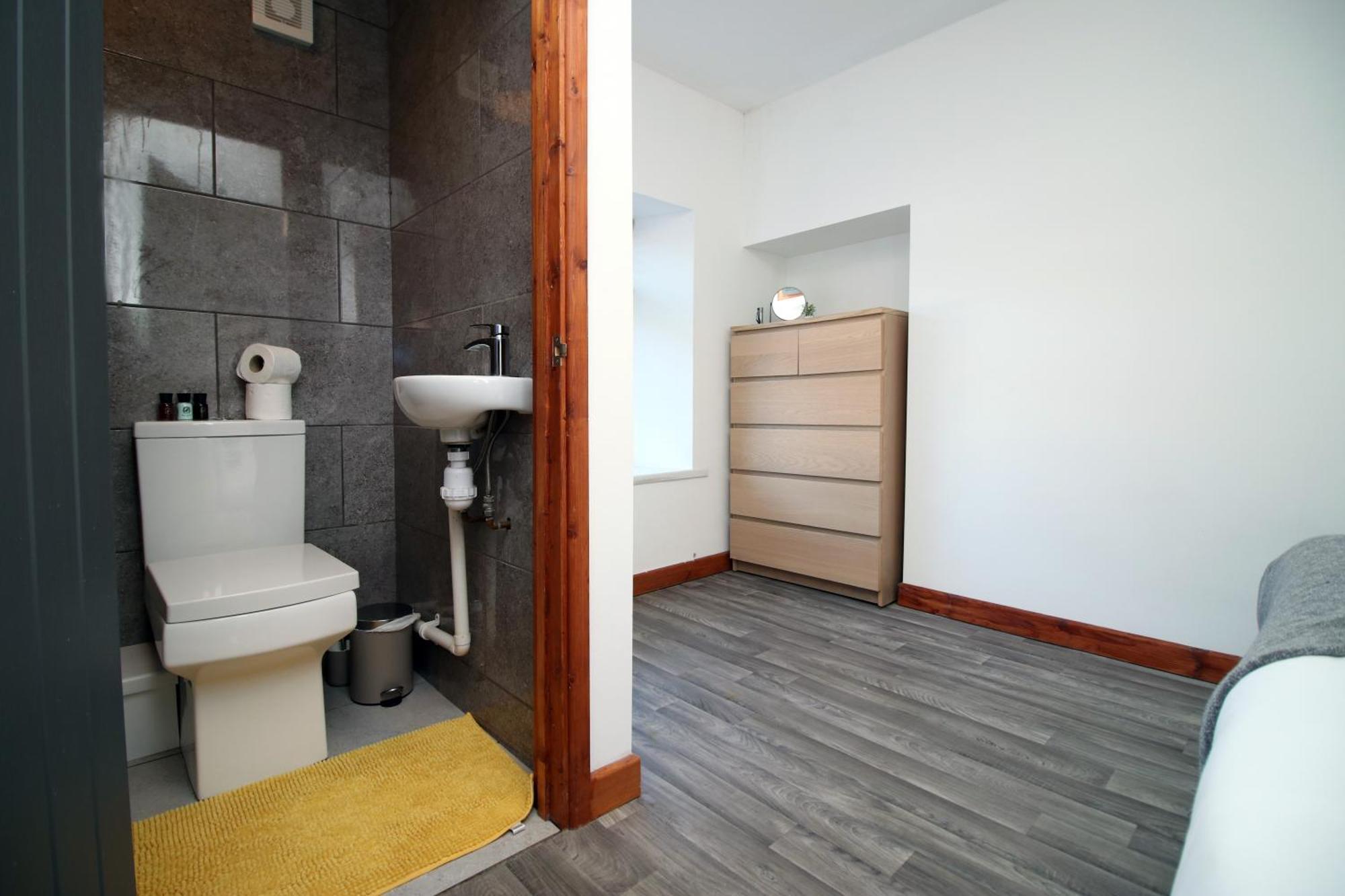 Fully Equipped Kitchen, Parking, City Centre Суонзи Екстериор снимка
