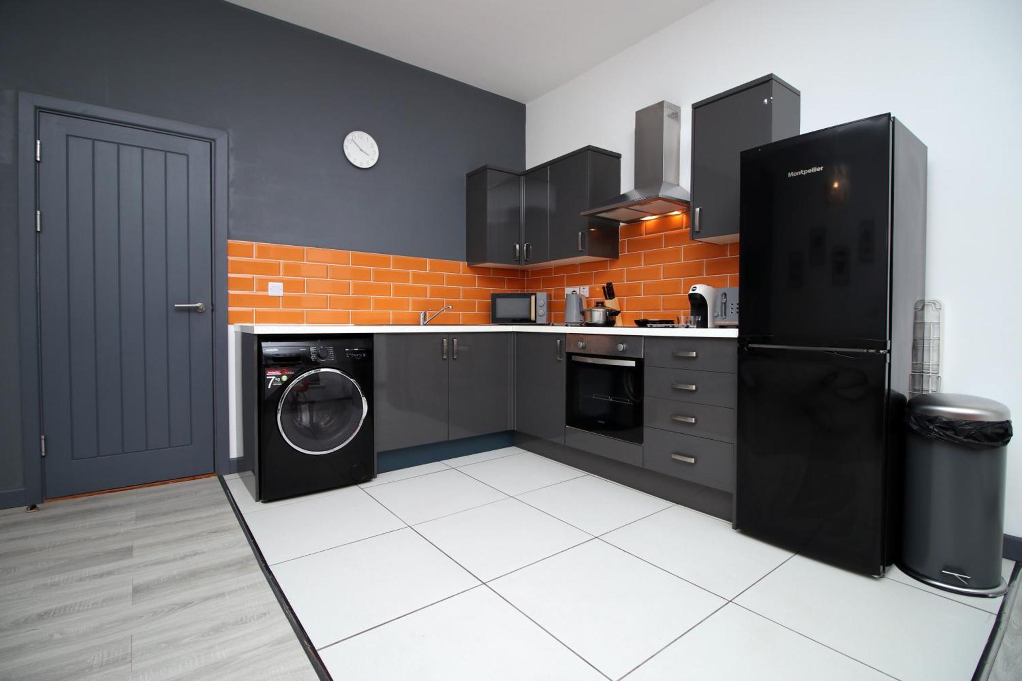 Fully Equipped Kitchen, Parking, City Centre Суонзи Екстериор снимка