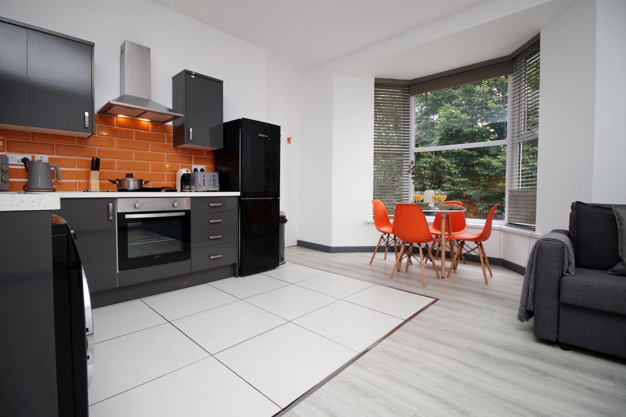 Fully Equipped Kitchen, Parking, City Centre Суонзи Екстериор снимка