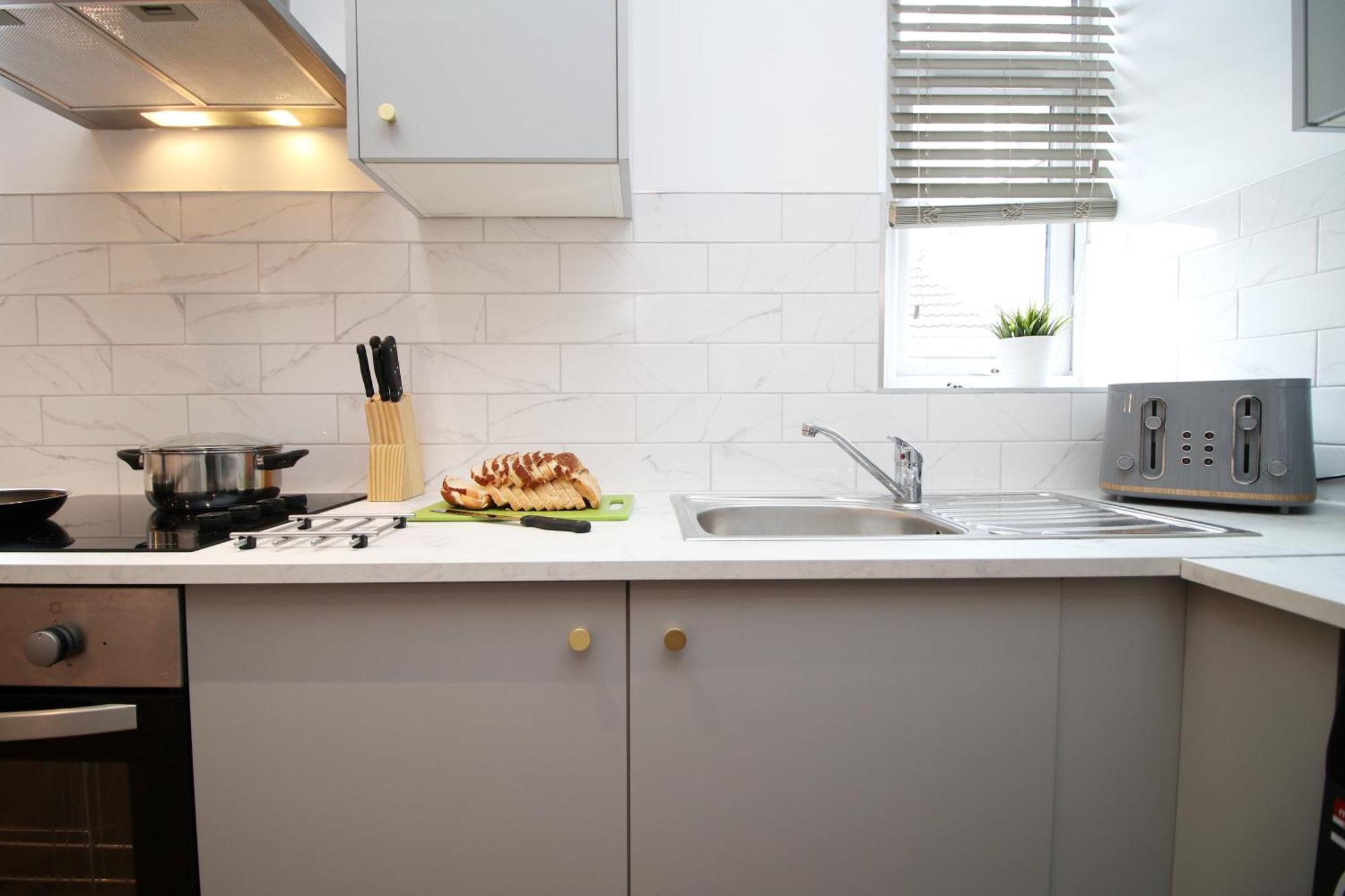 Fully Equipped Kitchen, Parking, City Centre Суонзи Екстериор снимка
