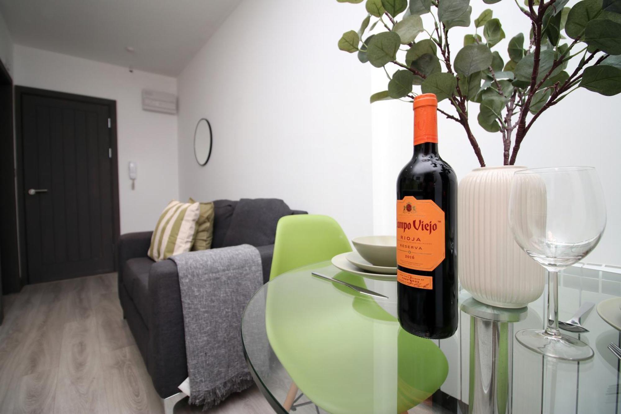 Fully Equipped Kitchen, Parking, City Centre Суонзи Екстериор снимка