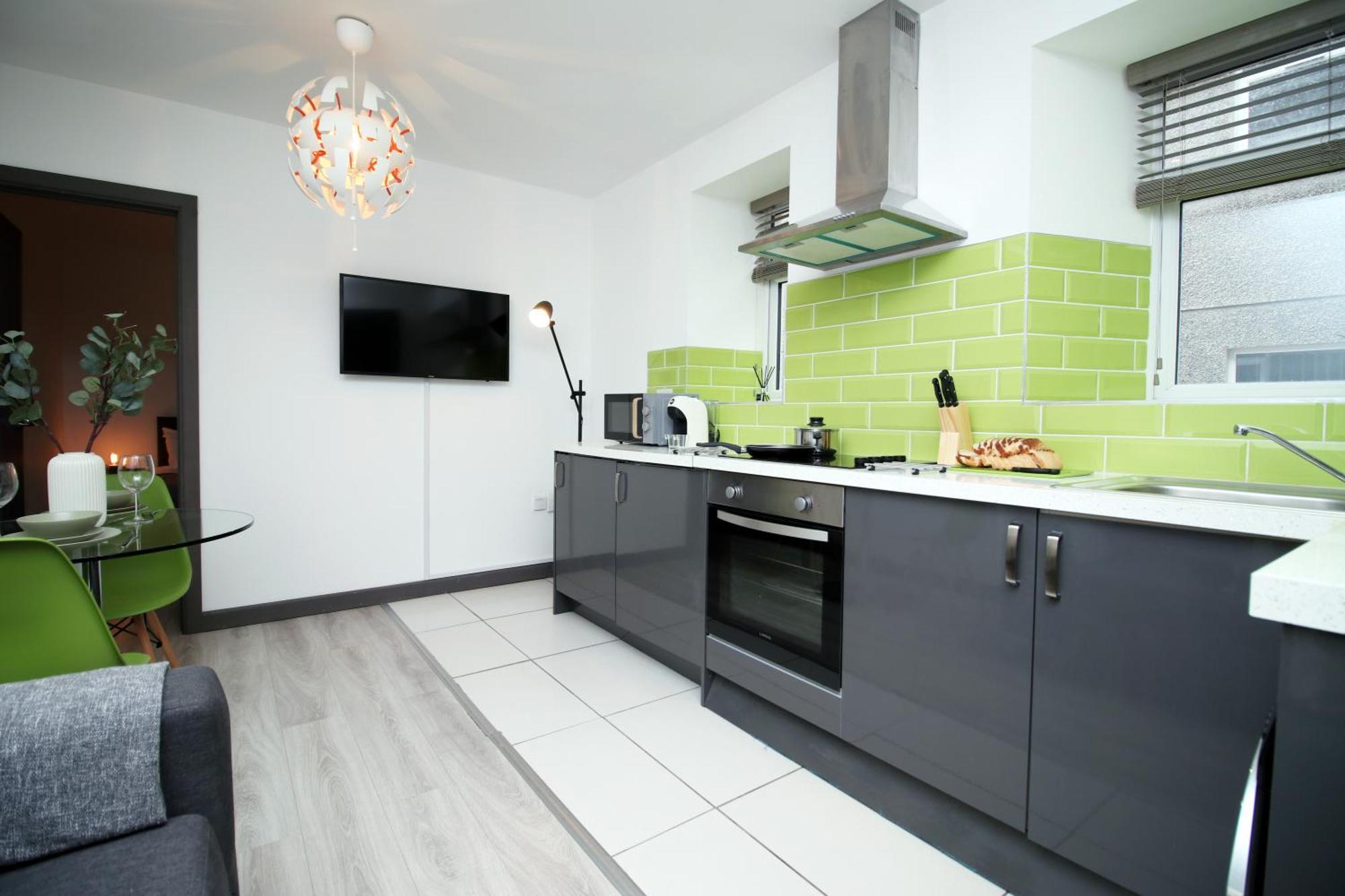 Fully Equipped Kitchen, Parking, City Centre Суонзи Екстериор снимка