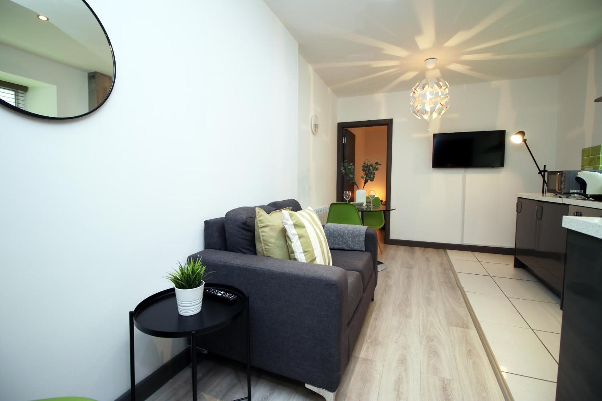 Fully Equipped Kitchen, Parking, City Centre Суонзи Екстериор снимка