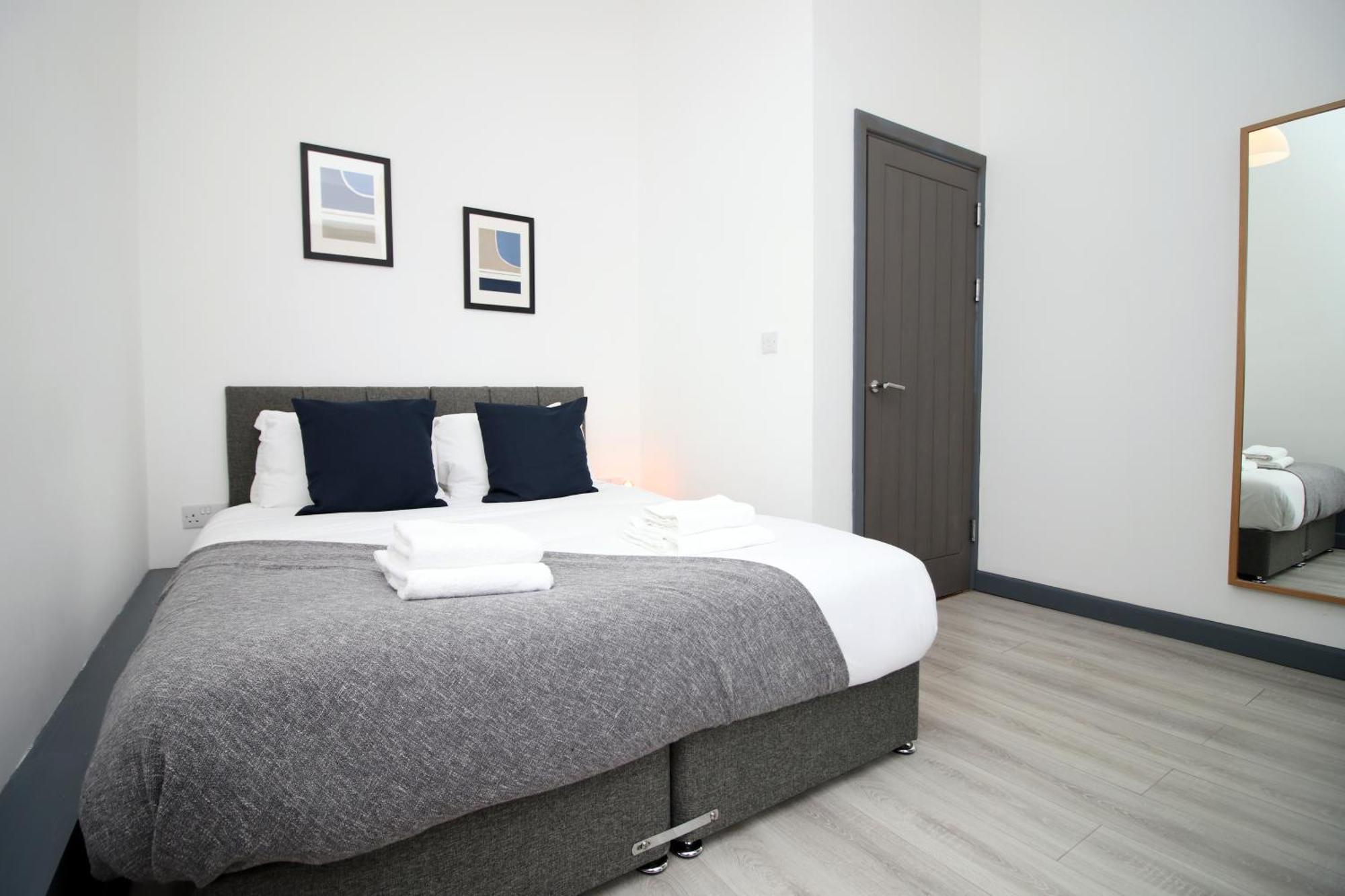Fully Equipped Kitchen, Parking, City Centre Суонзи Екстериор снимка