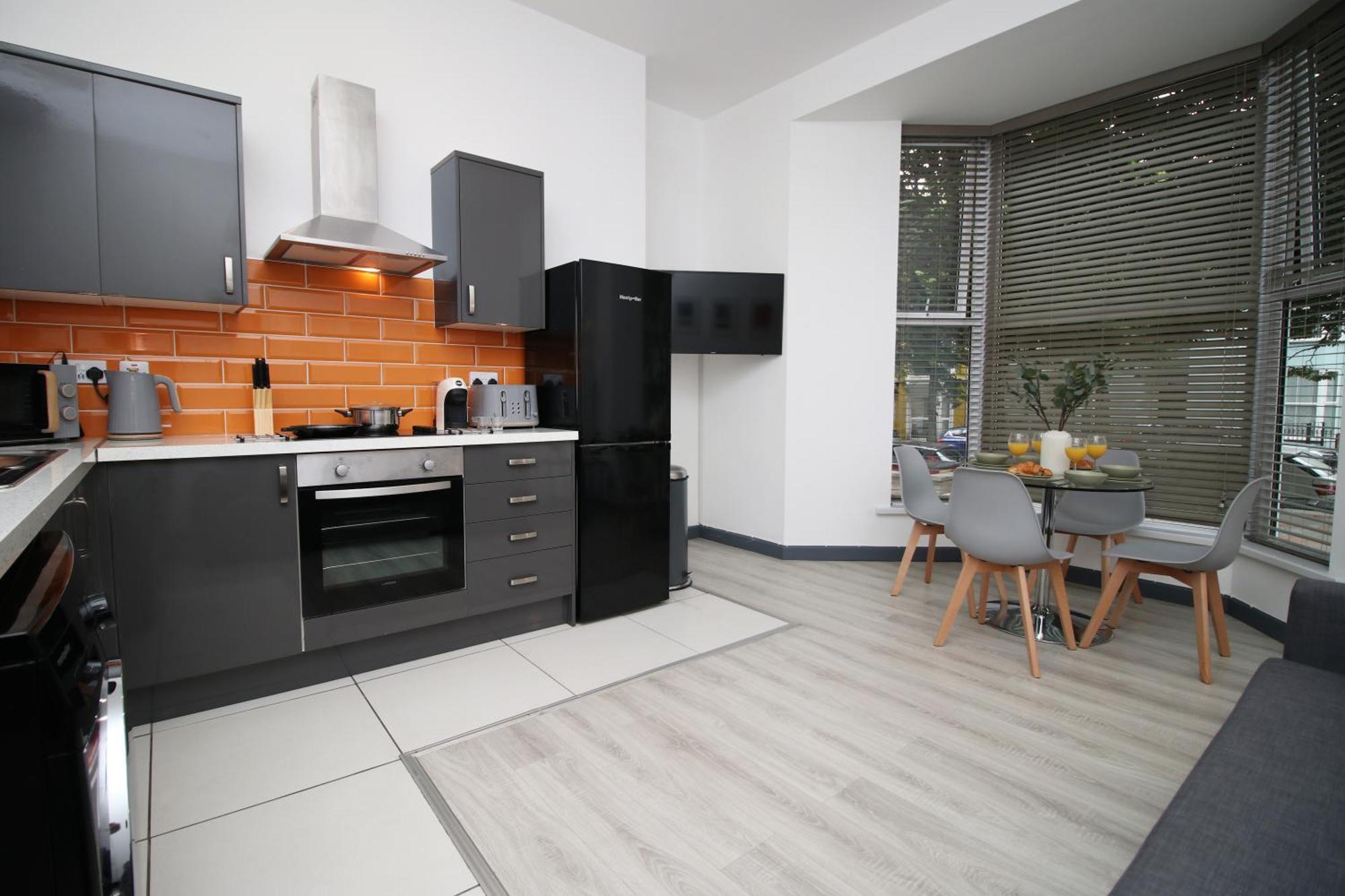 Fully Equipped Kitchen, Parking, City Centre Суонзи Екстериор снимка